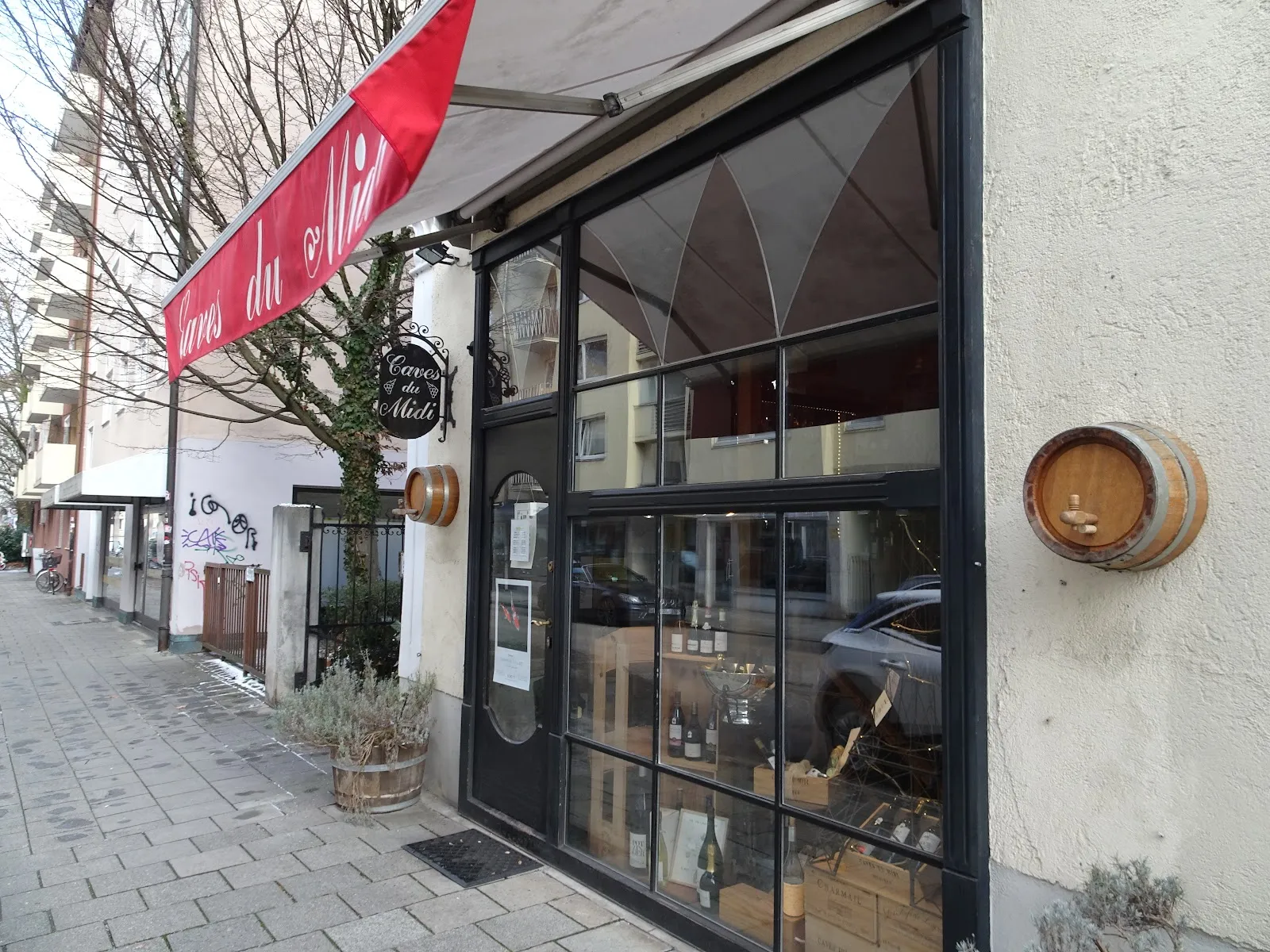 Атмосфера винного погреба в Пещерах Миди