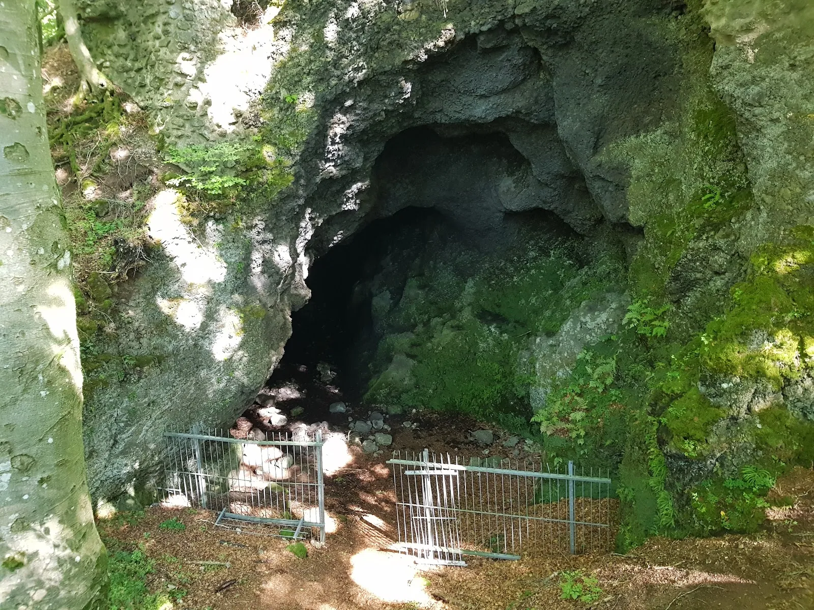 Вход в пещеры Мюльштайнхёле, Германия