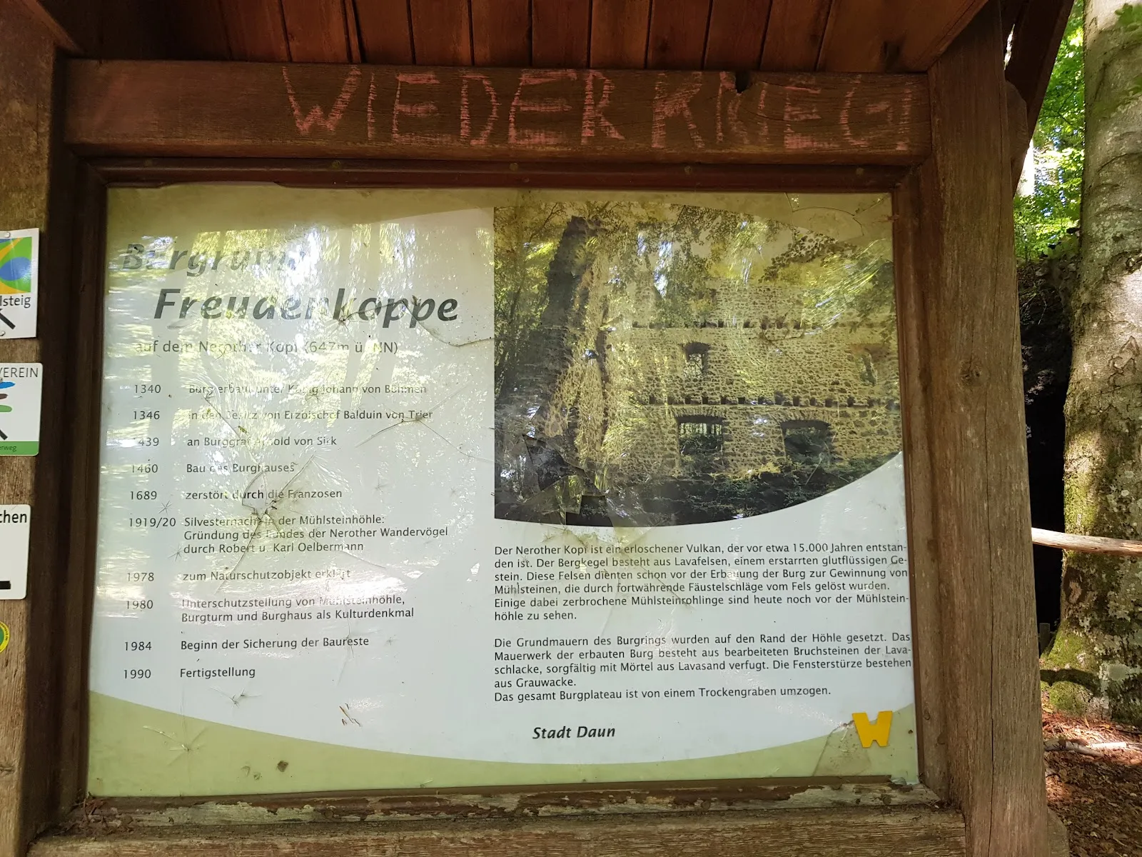 Вход в пещеры Мюльштайнхёле, Германия