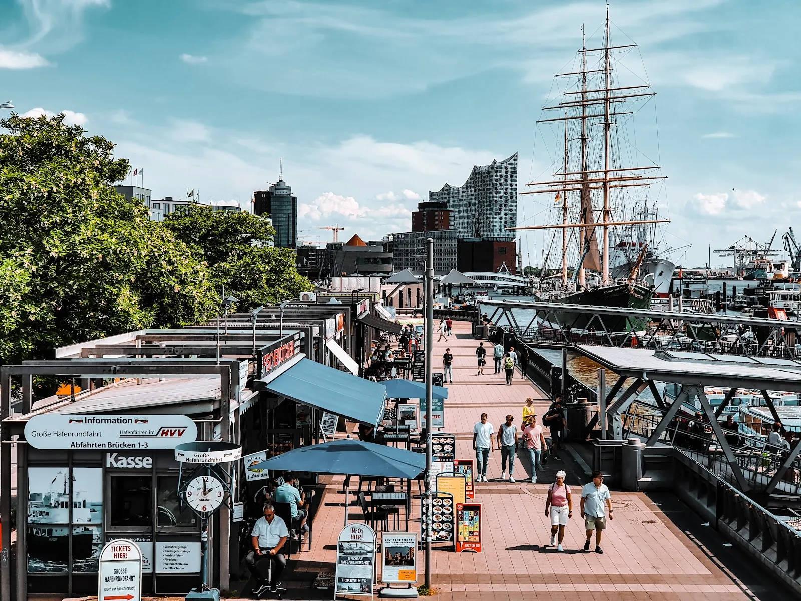 Пирс Санкт-Паули в Гамбурге с видом на порт