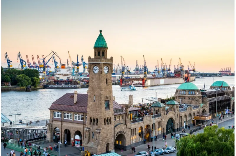 Пирс Санкт-Паули в Гамбурге с видом на порт