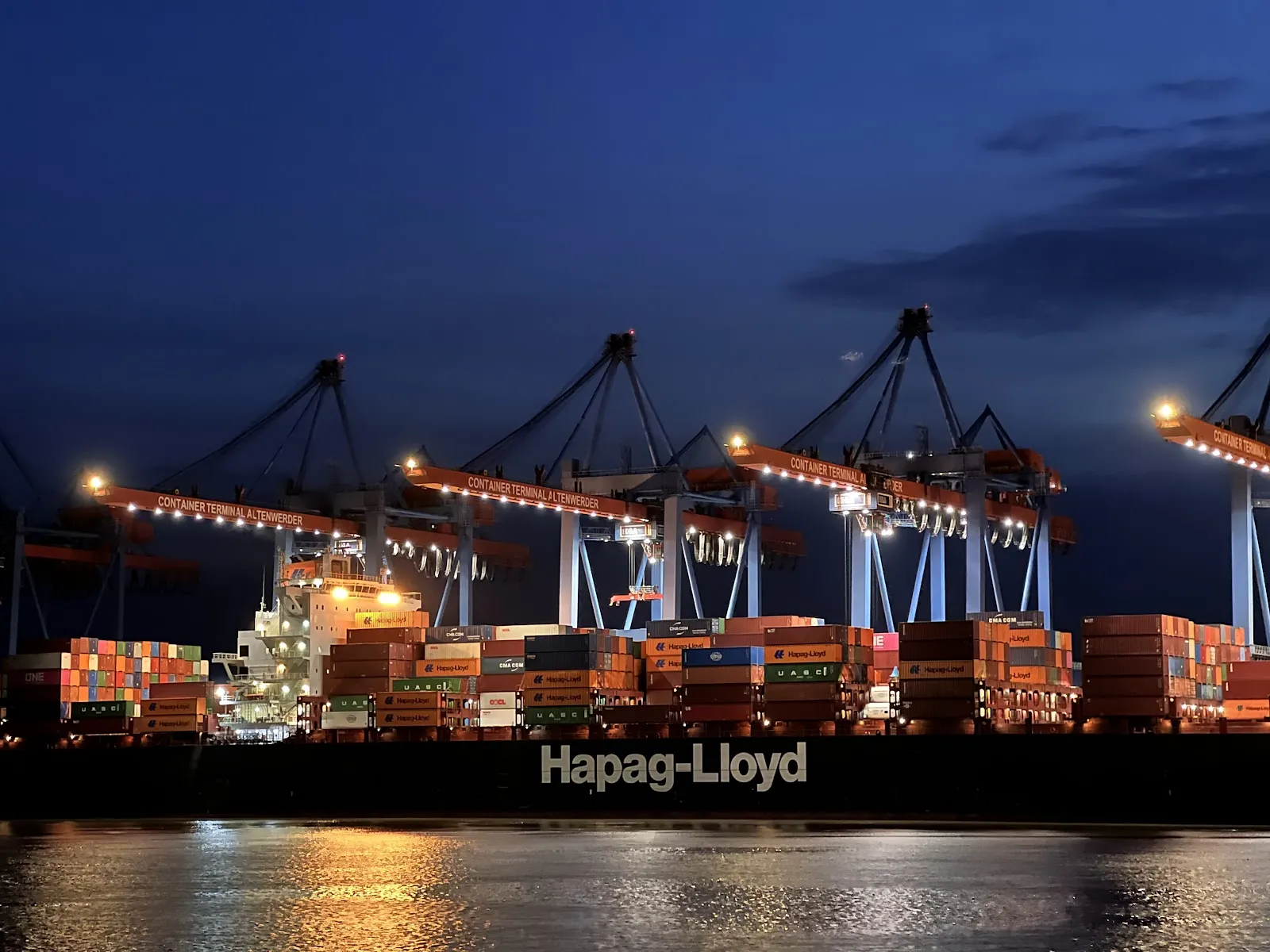 Пирс Санкт-Паули в Гамбурге с видом на порт