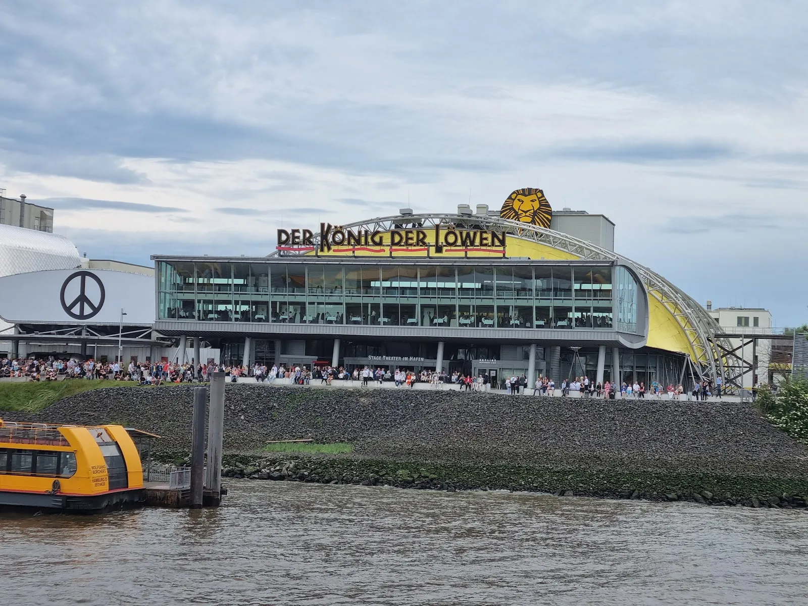 Пирс Санкт-Паули в Гамбурге с видом на порт