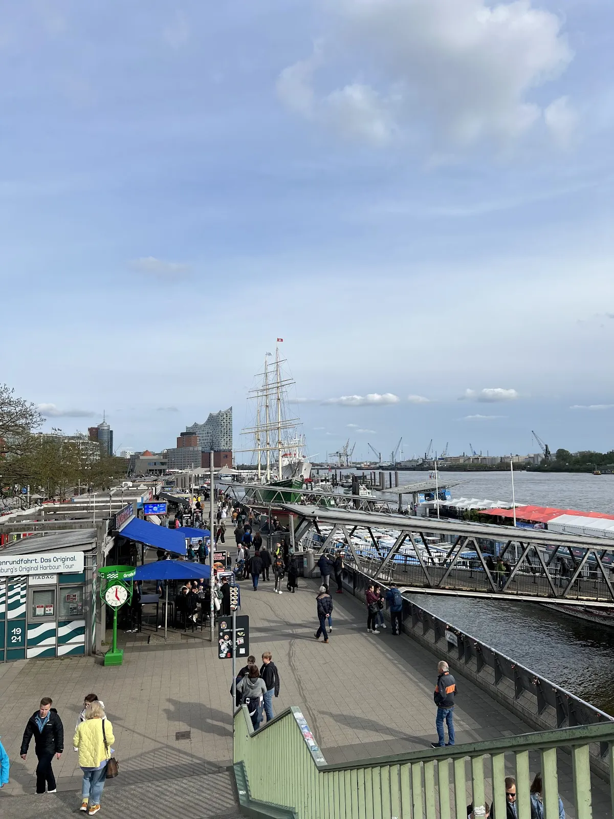 Пирс Санкт-Паули в Гамбурге с видом на порт