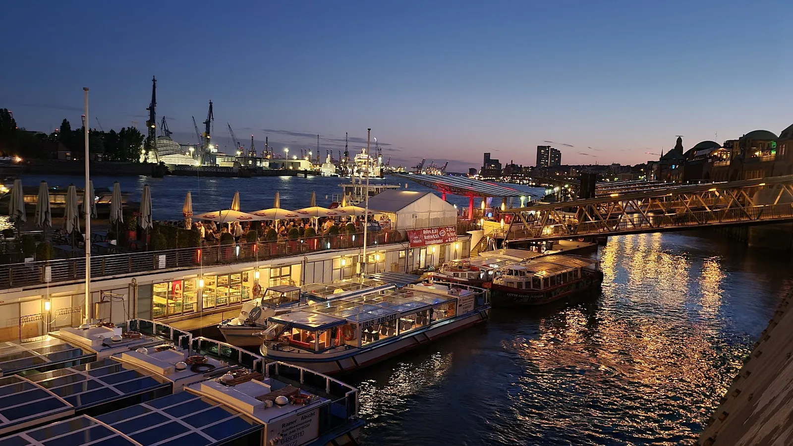 Пирс Санкт-Паули в Гамбурге с видом на порт