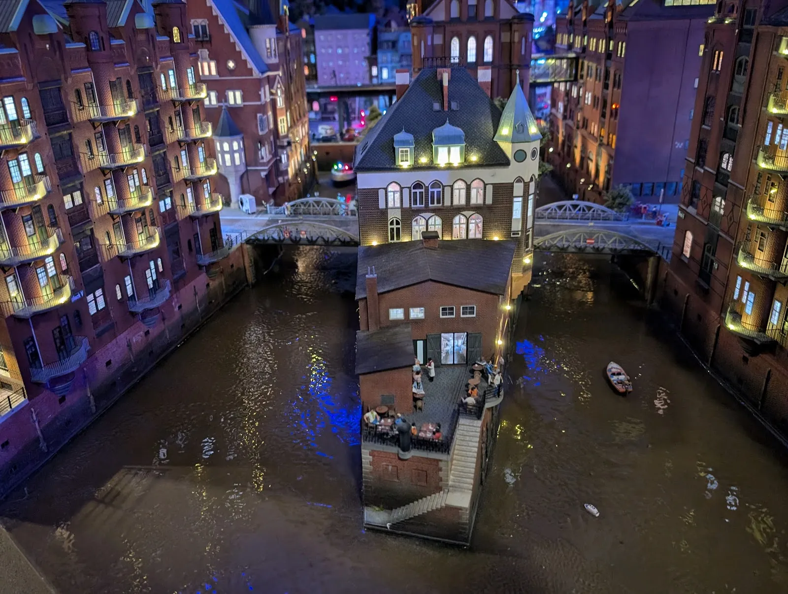 Пирс Санкт-Паули в Гамбурге с видом на порт