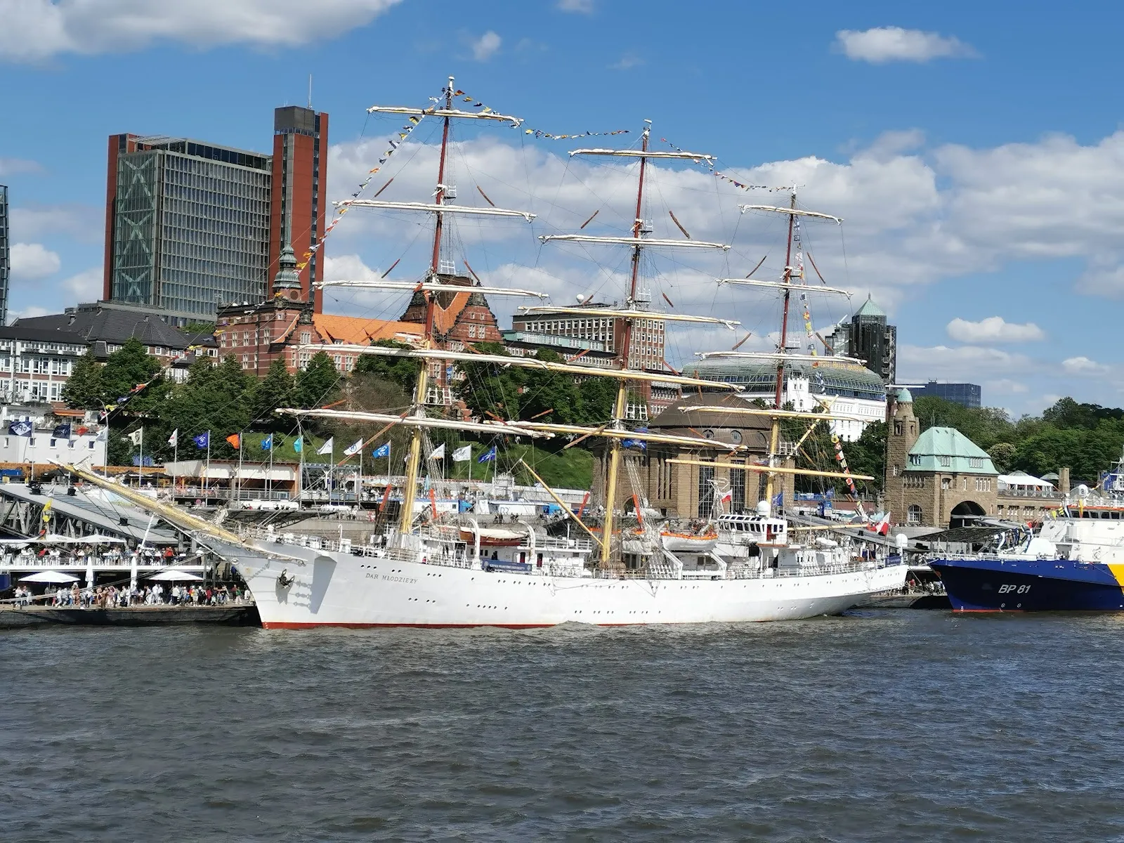 Пирс Санкт-Паули в Гамбурге с видом на порт