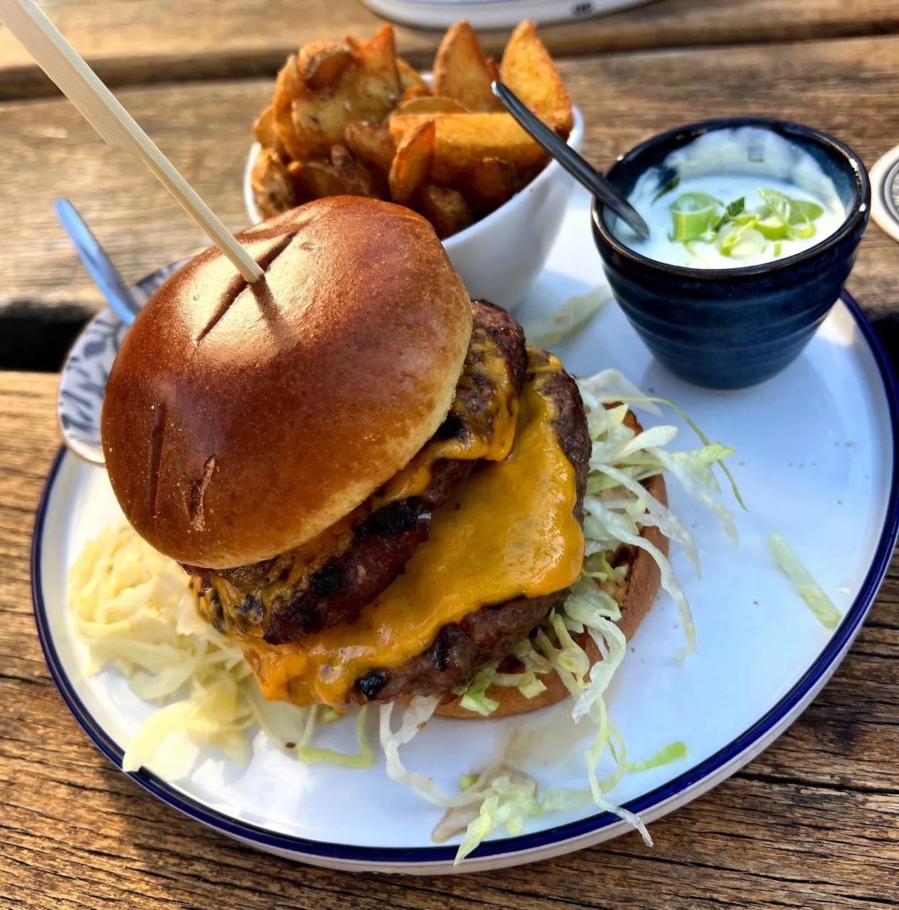 Здание пивоварни Лемке в Берлине с вывеской