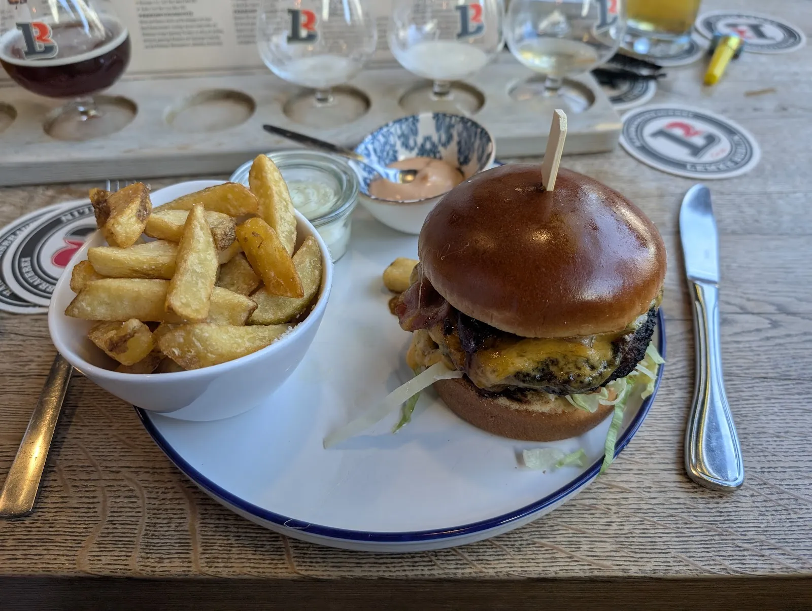 Здание пивоварни Лемке в Берлине с вывеской