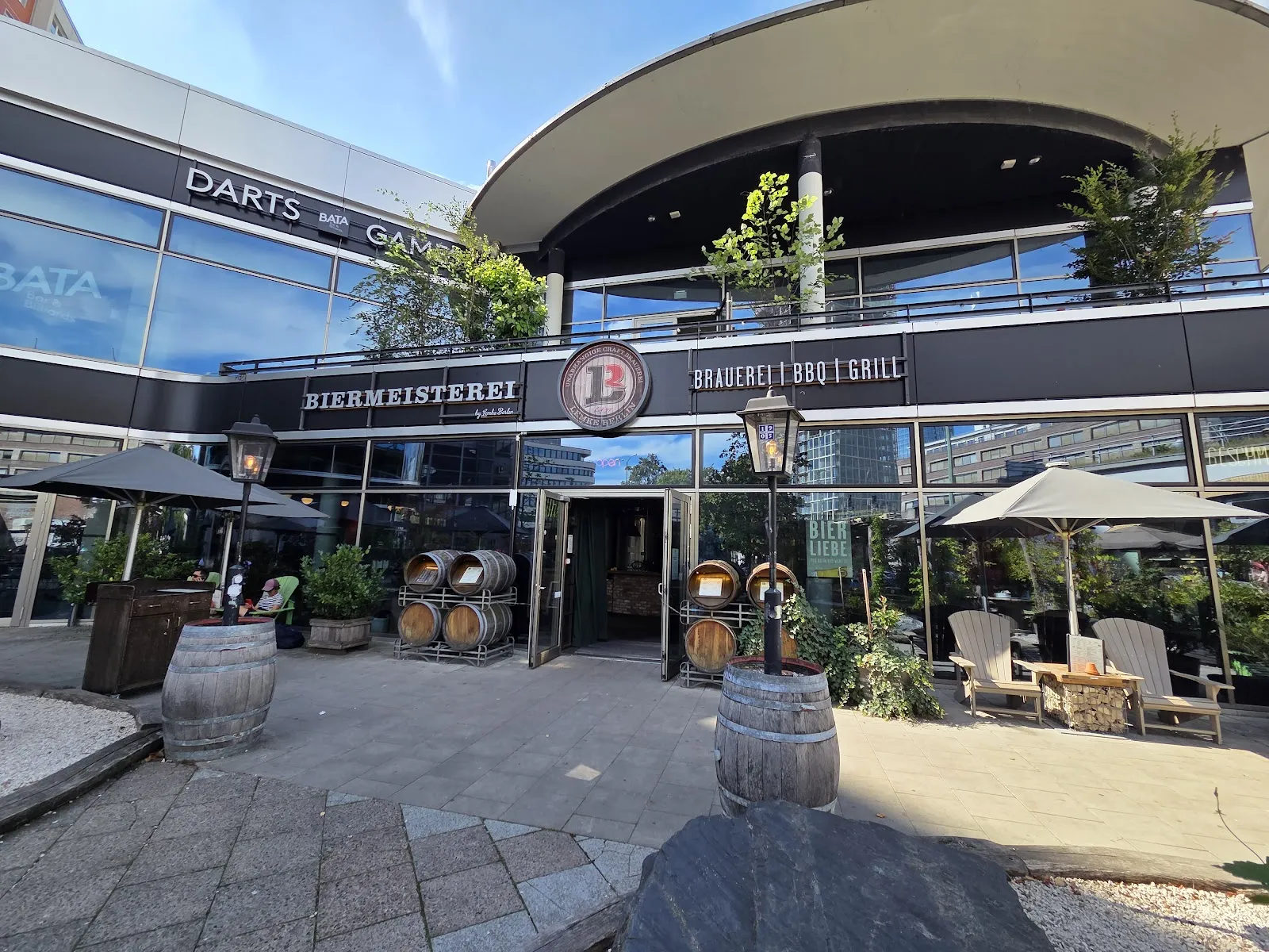 Здание пивоварни Лемке в Берлине с вывеской