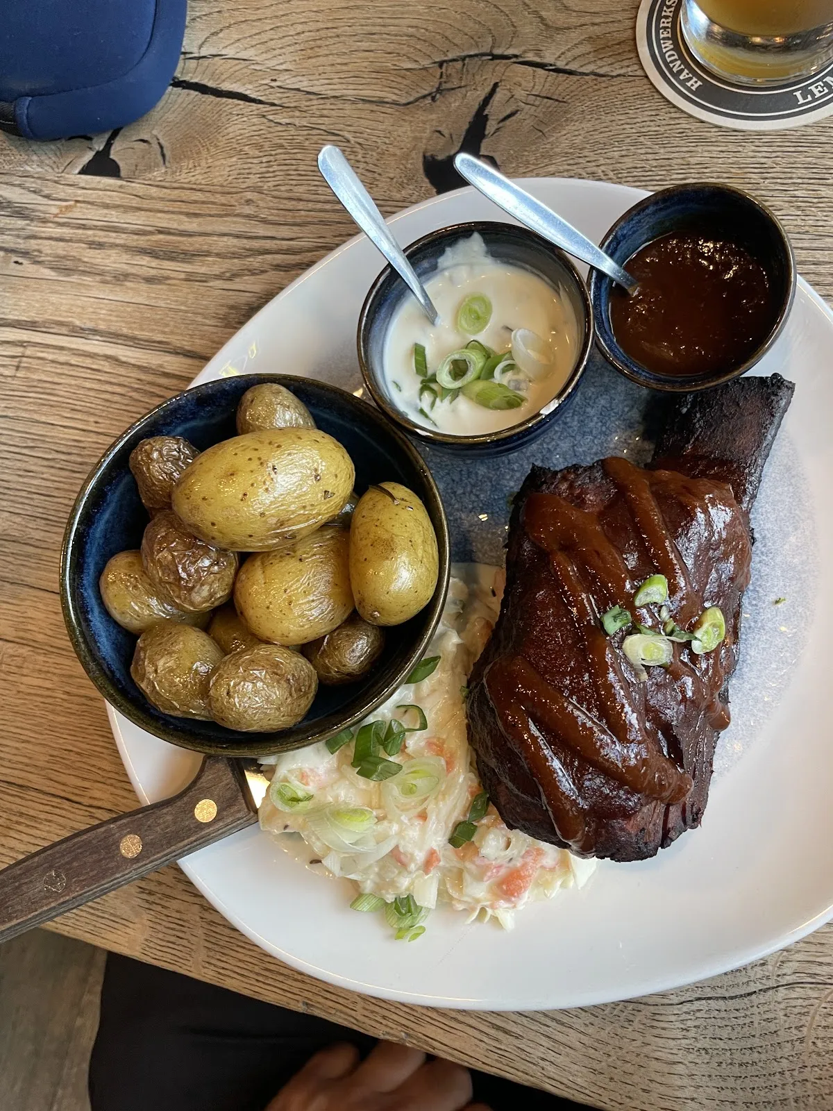 Здание пивоварни Лемке в Берлине с вывеской