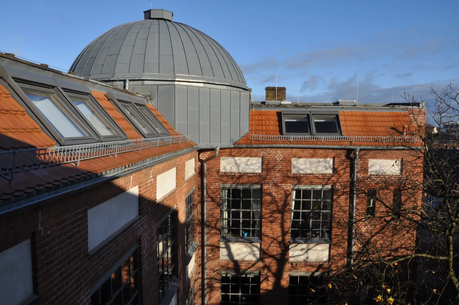 Здание Планетария Урания Потсдам ночью с куполом, отражающим звезды