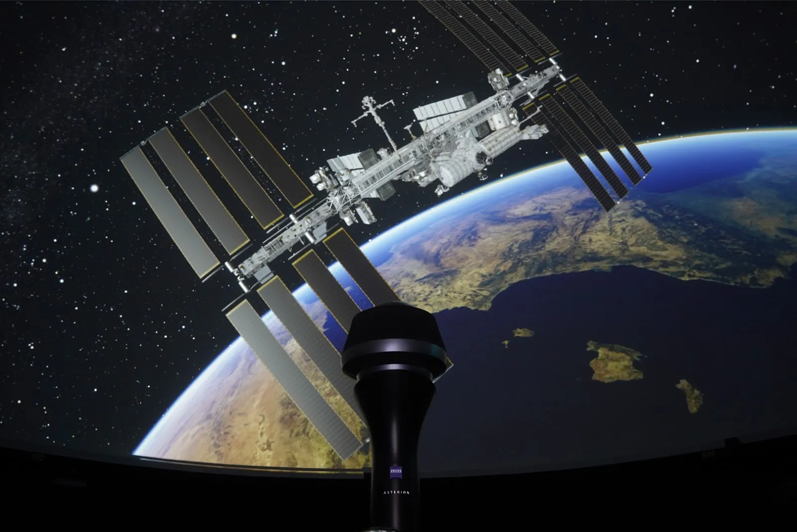 Здание Планетария Урания Потсдам ночью с куполом, отражающим звезды