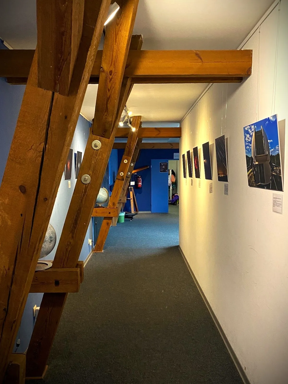 Здание Планетария Урания Потсдам ночью с куполом, отражающим звезды