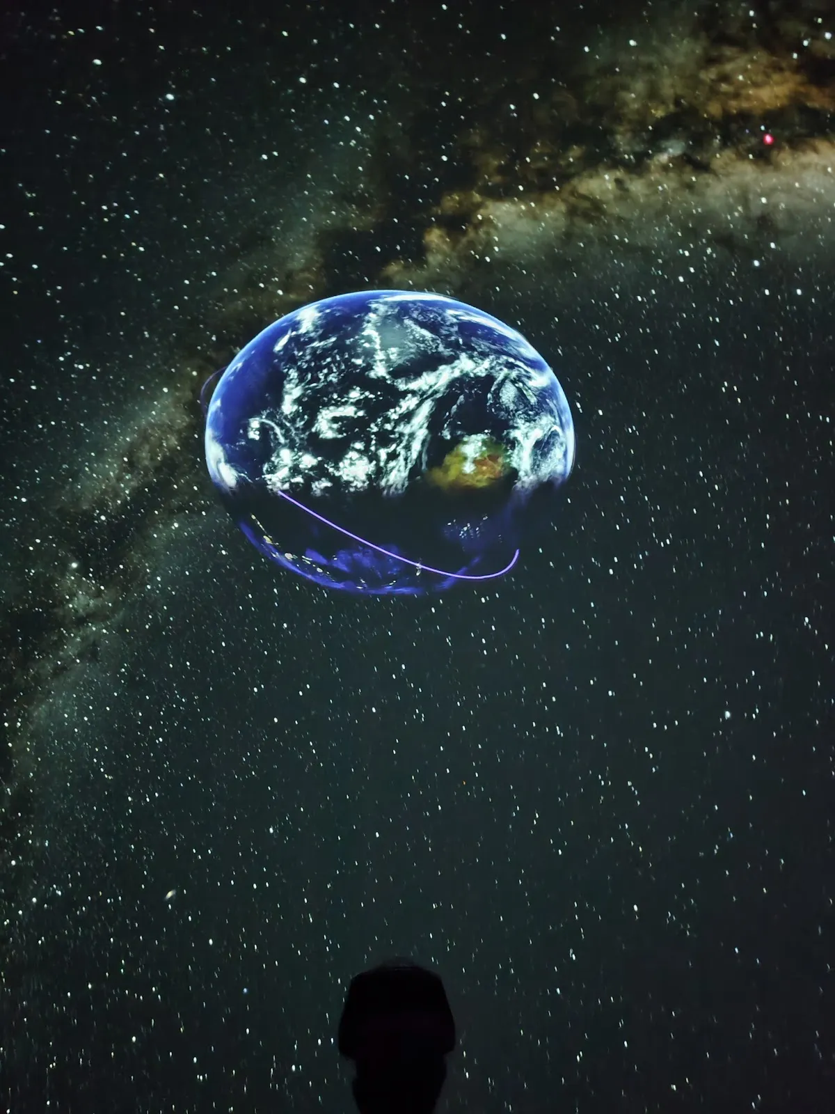 Здание Планетария Урания Потсдам ночью с куполом, отражающим звезды