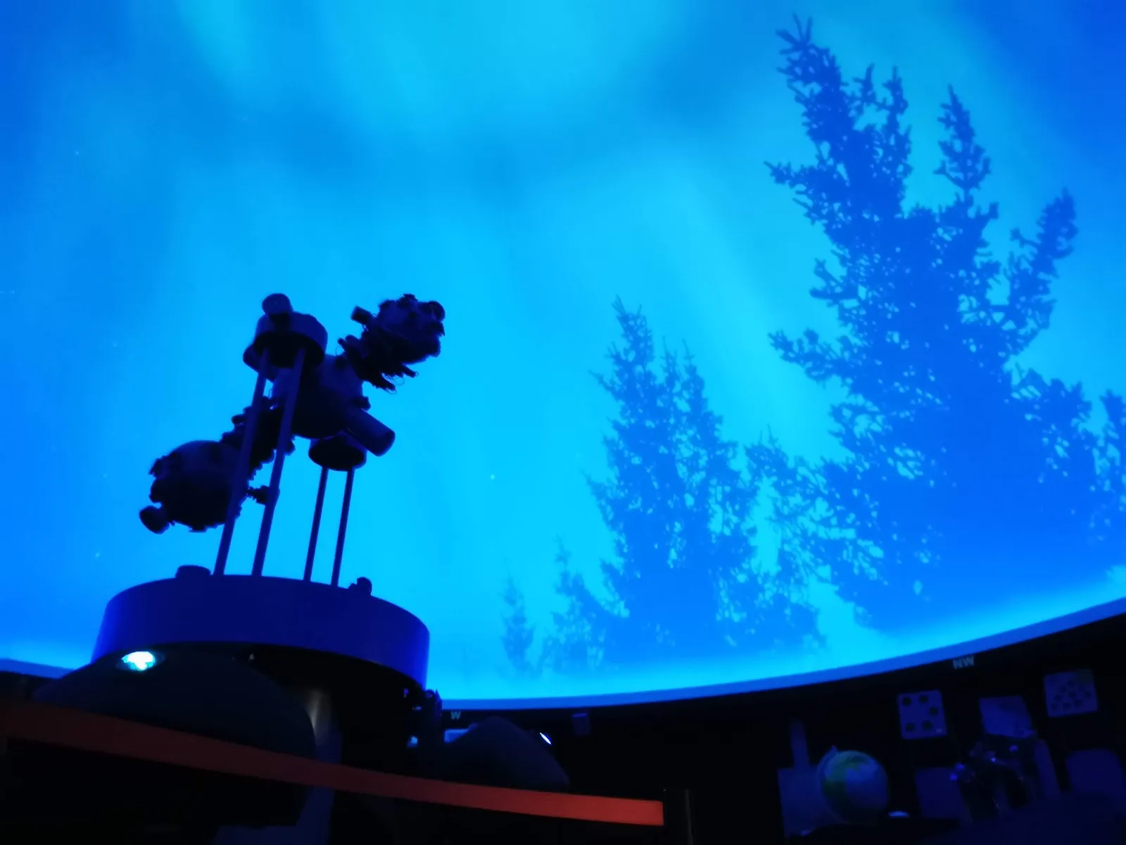 Здание Планетария Урания Потсдам ночью с куполом, отражающим звезды