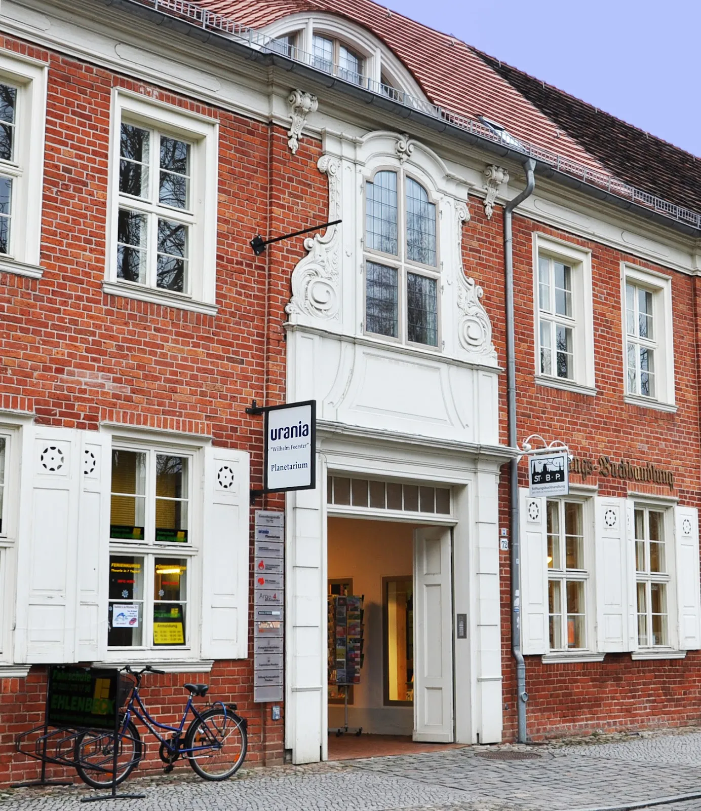 Здание Планетария Урания Потсдам ночью с куполом, отражающим звезды