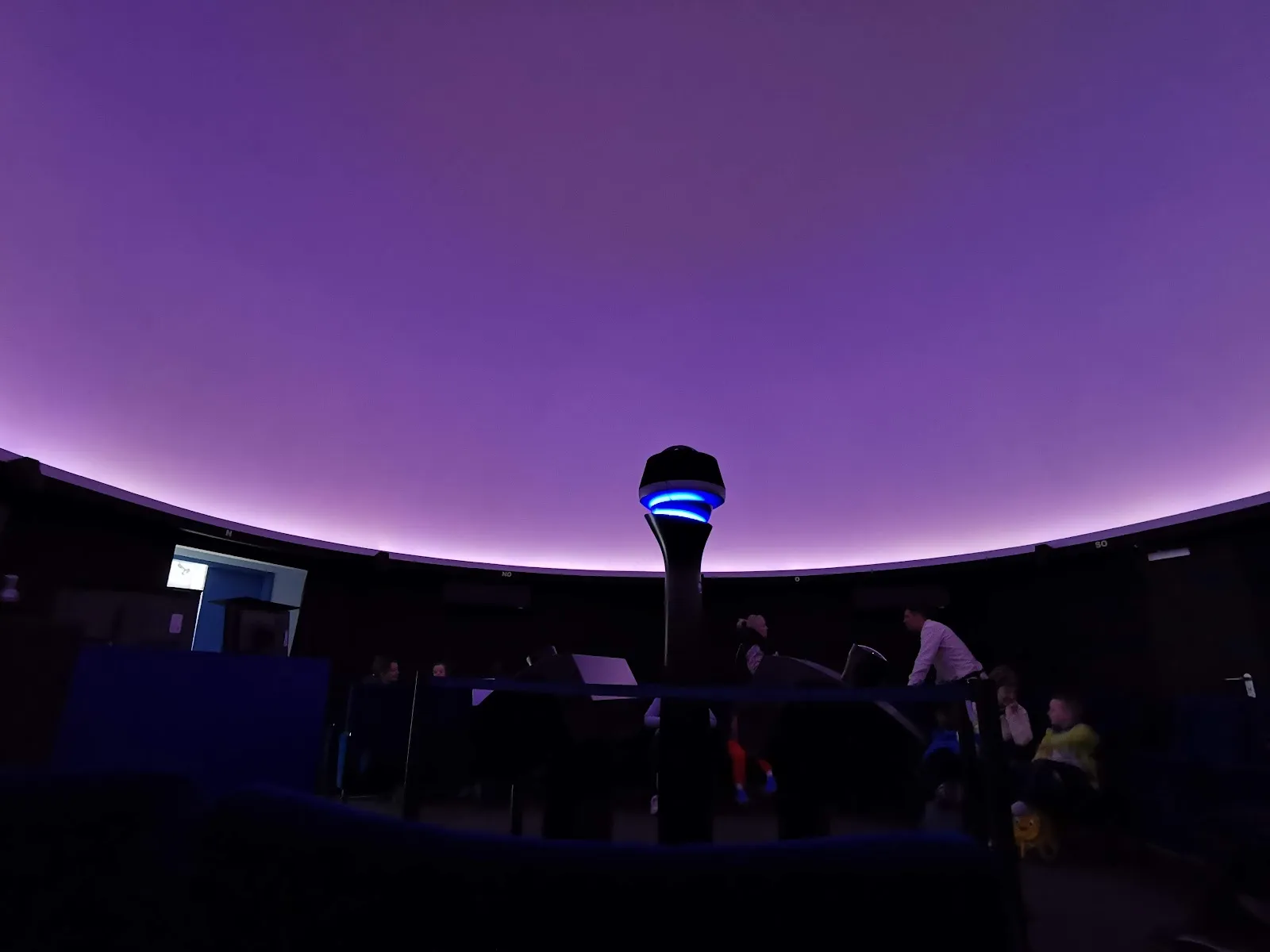 Здание Планетария Урания Потсдам ночью с куполом, отражающим звезды