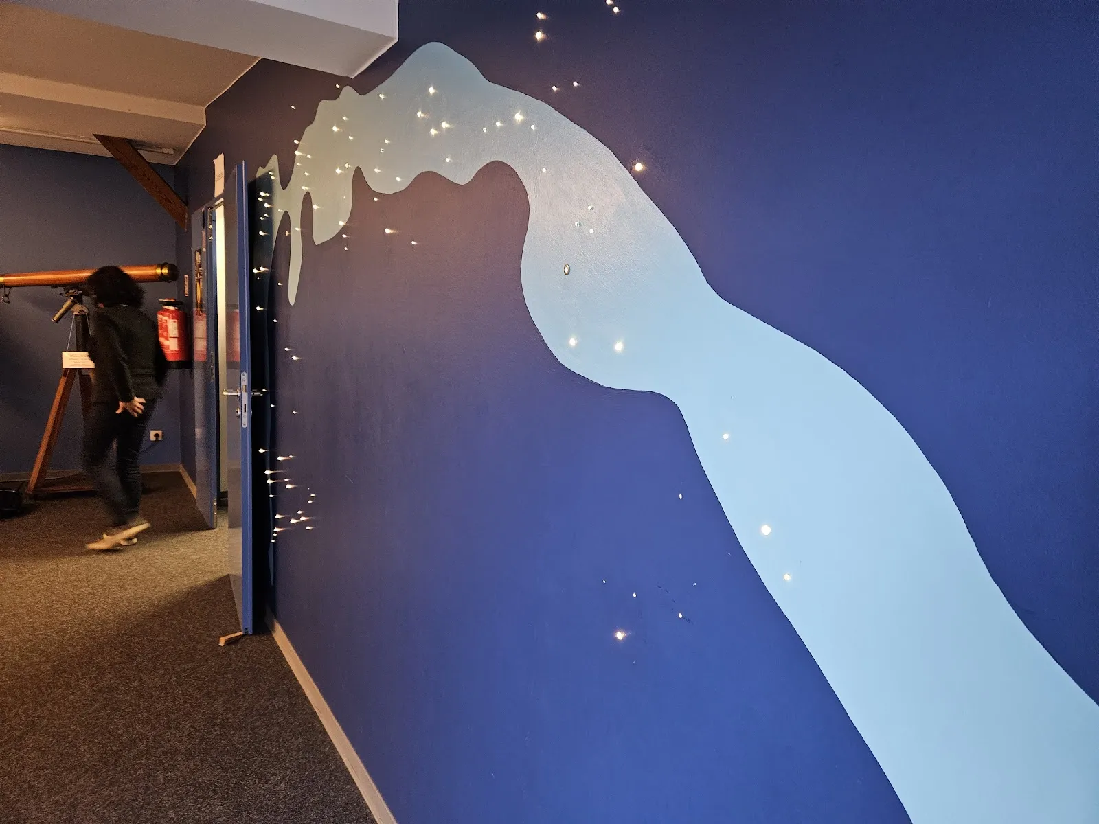 Здание Планетария Урания Потсдам ночью с куполом, отражающим звезды