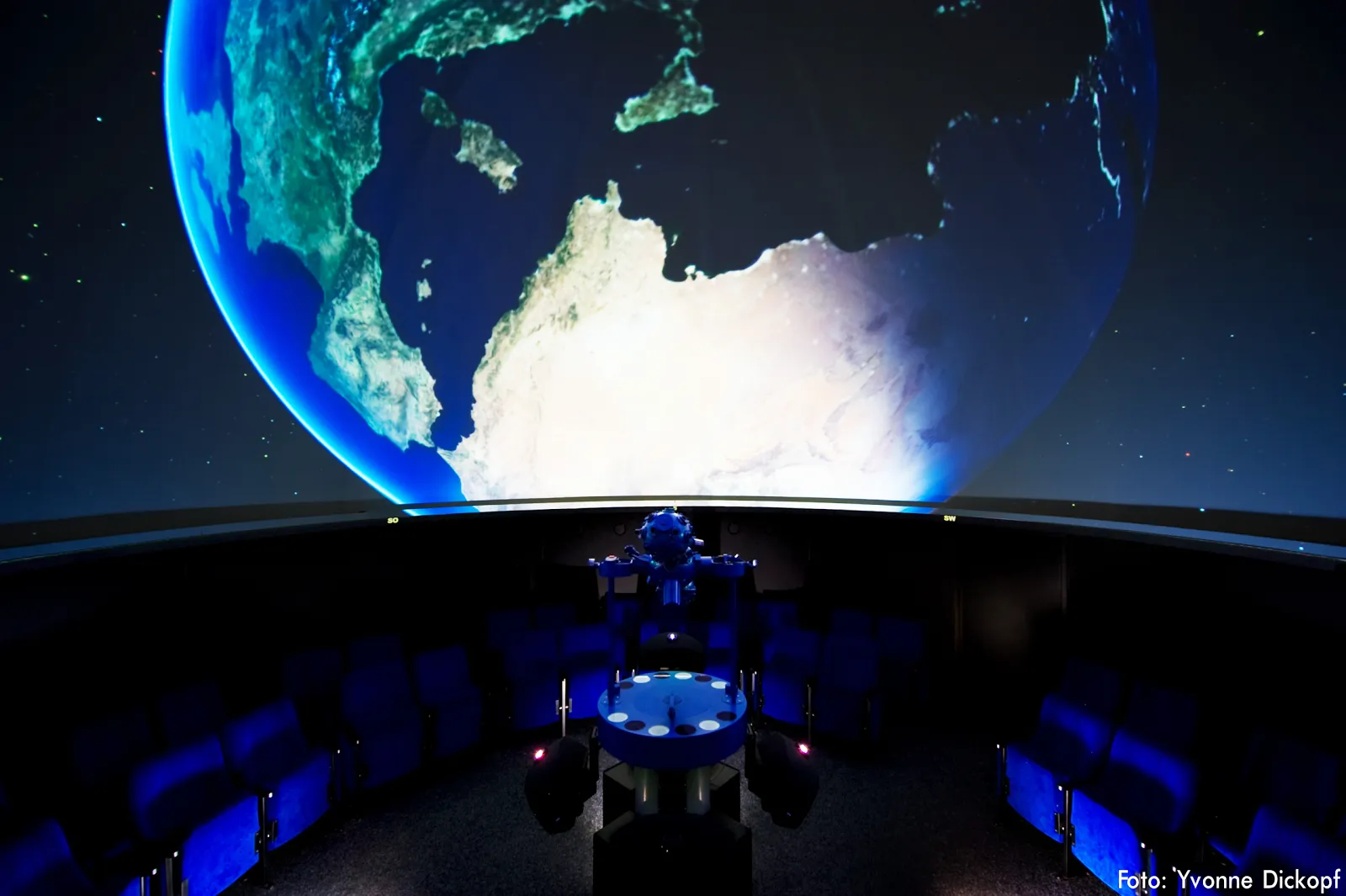 Здание Планетария Урания Потсдам ночью с куполом, отражающим звезды