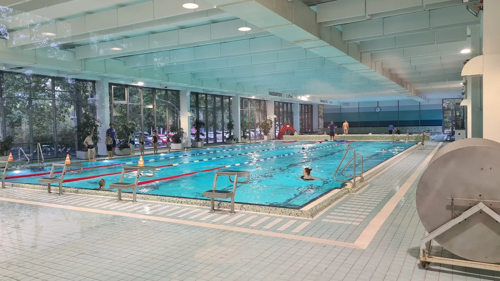 Вид плавательного бассейна имени Антона Зефкова в Берлине