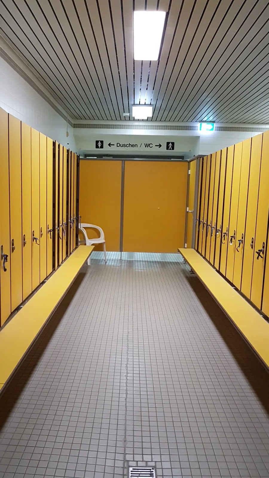 Вид плавательного бассейна имени Антона Зефкова в Берлине