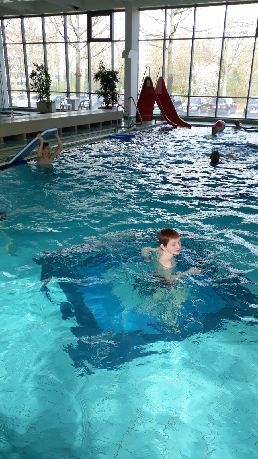 Вид плавательного бассейна имени Антона Зефкова в Берлине