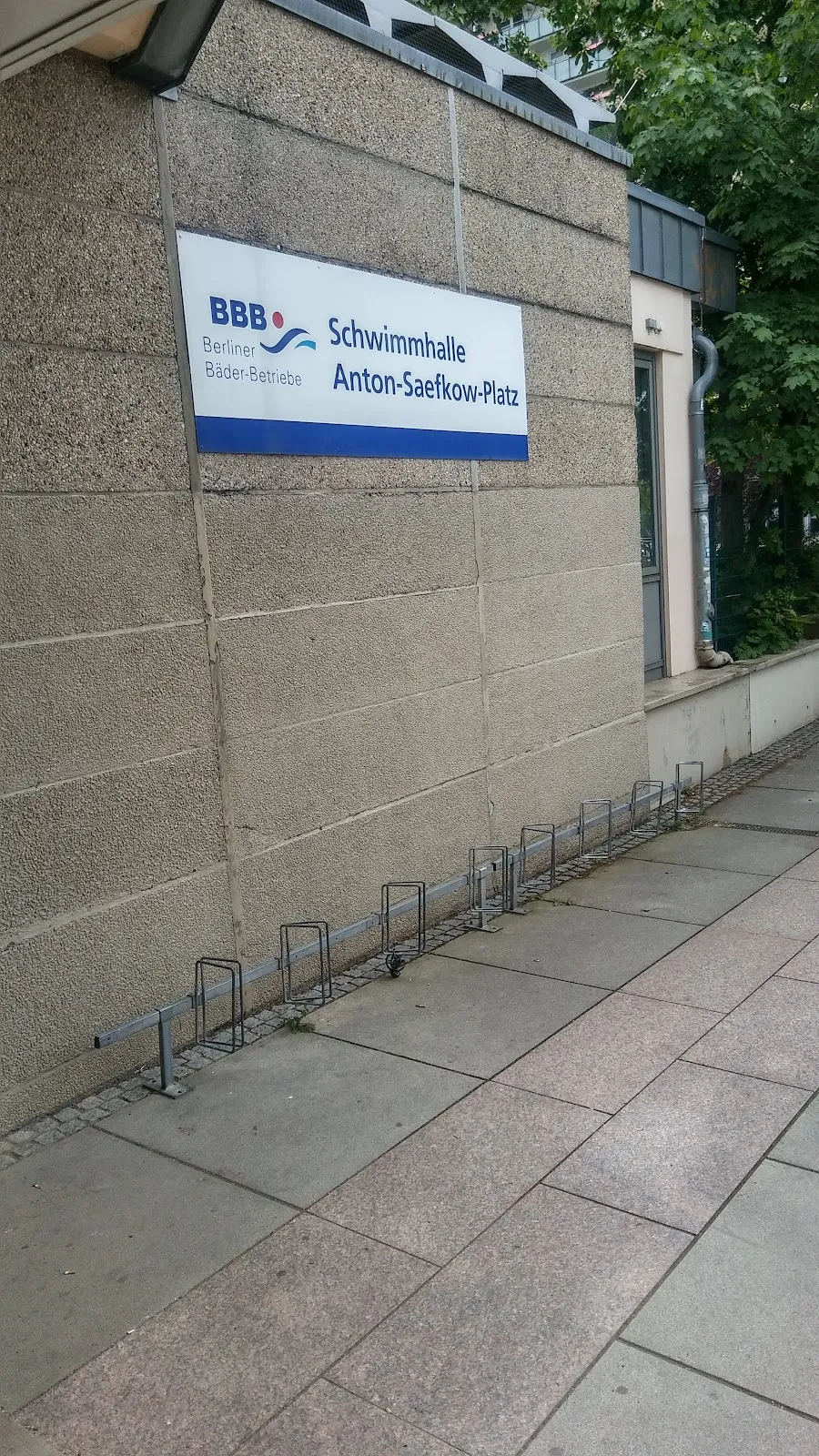 Вид плавательного бассейна имени Антона Зефкова в Берлине