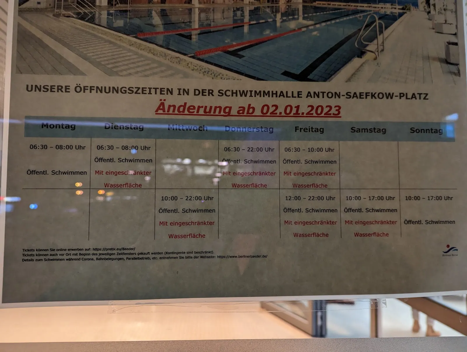 Вид плавательного бассейна имени Антона Зефкова в Берлине