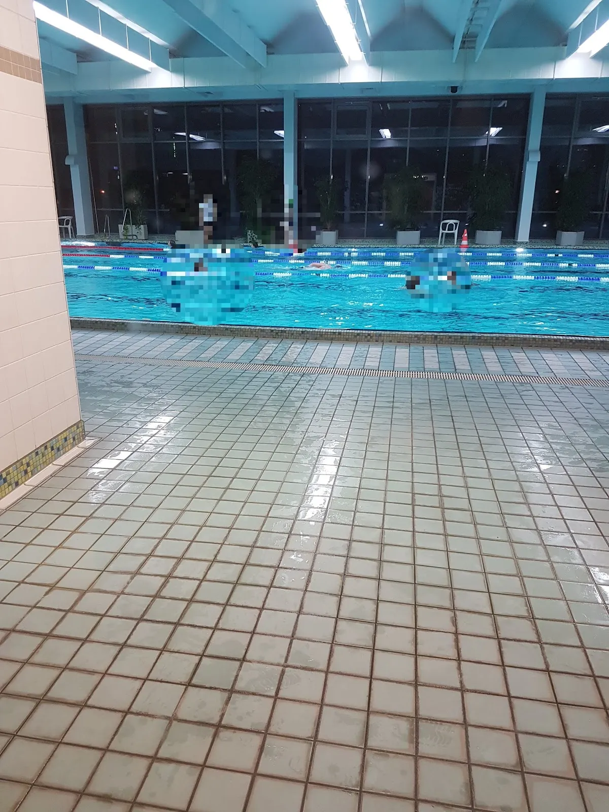 Вид плавательного бассейна имени Антона Зефкова в Берлине