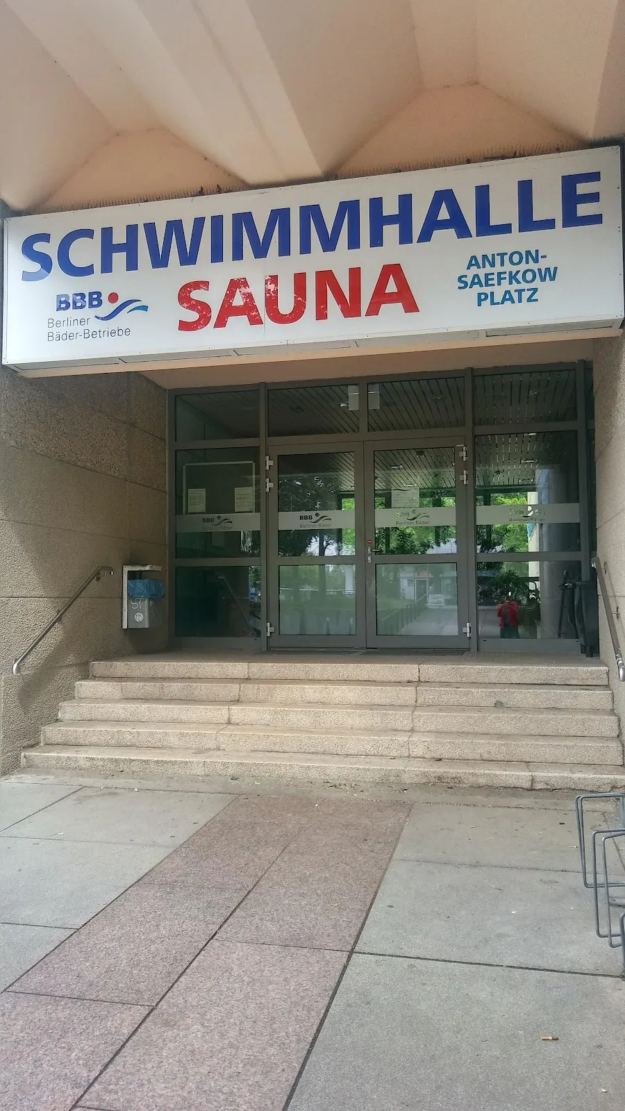 Вид плавательного бассейна имени Антона Зефкова в Берлине