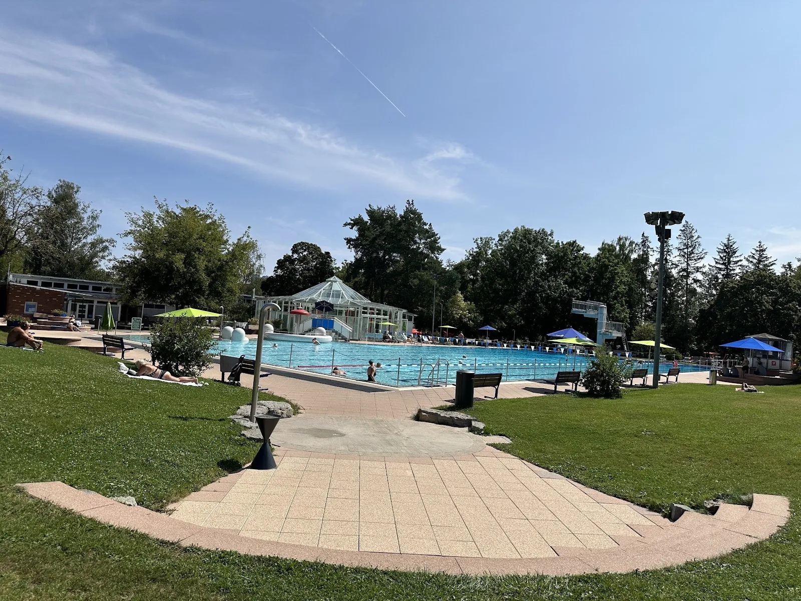 Плавательный бассейн Мёринген с посетителями, загорающими на шезлонгах