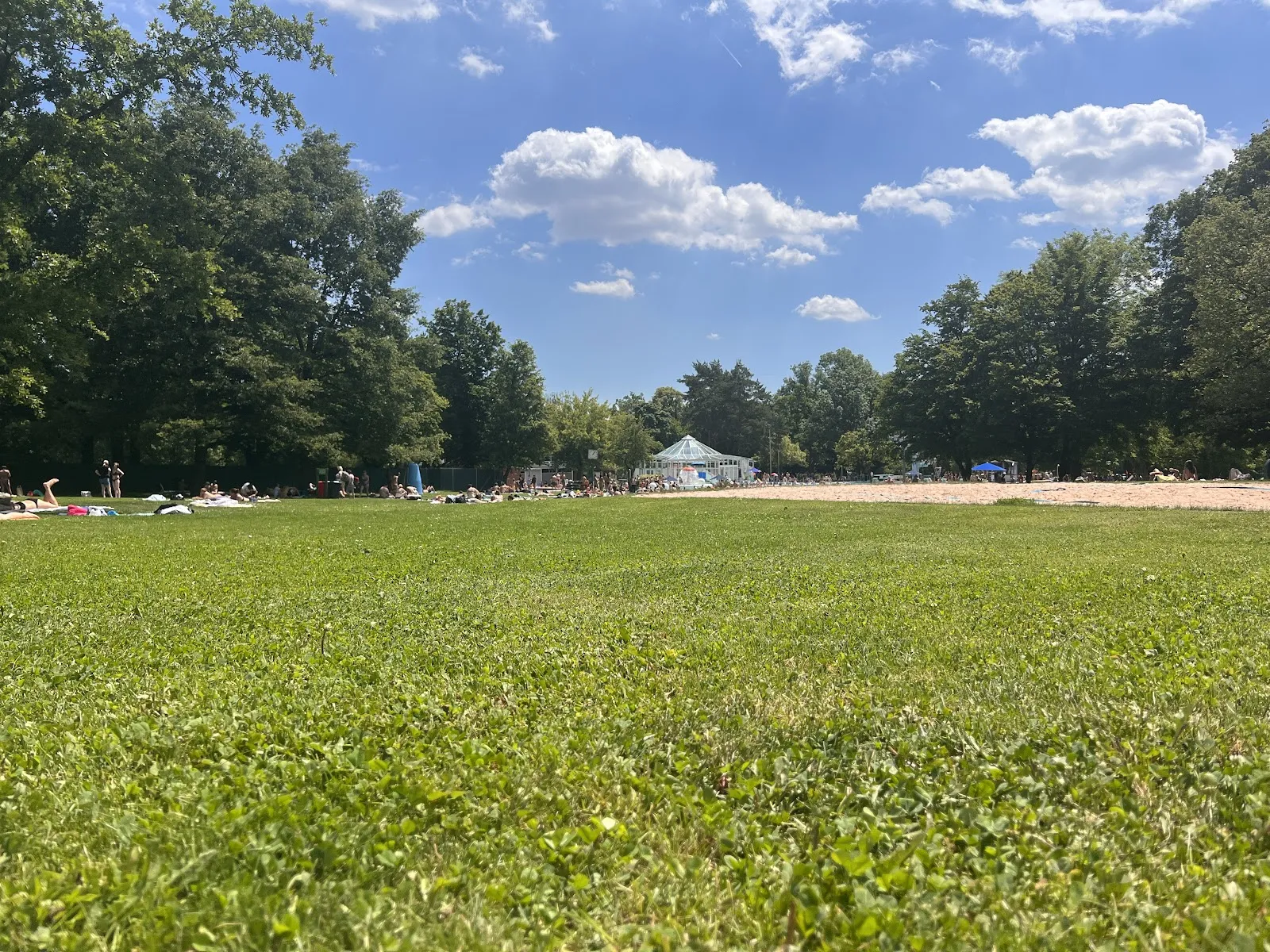 Плавательный бассейн Мёринген с посетителями, загорающими на шезлонгах