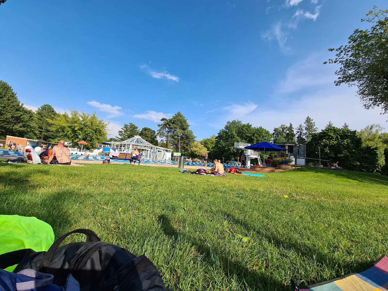 Плавательный бассейн Мёринген с посетителями, загорающими на шезлонгах