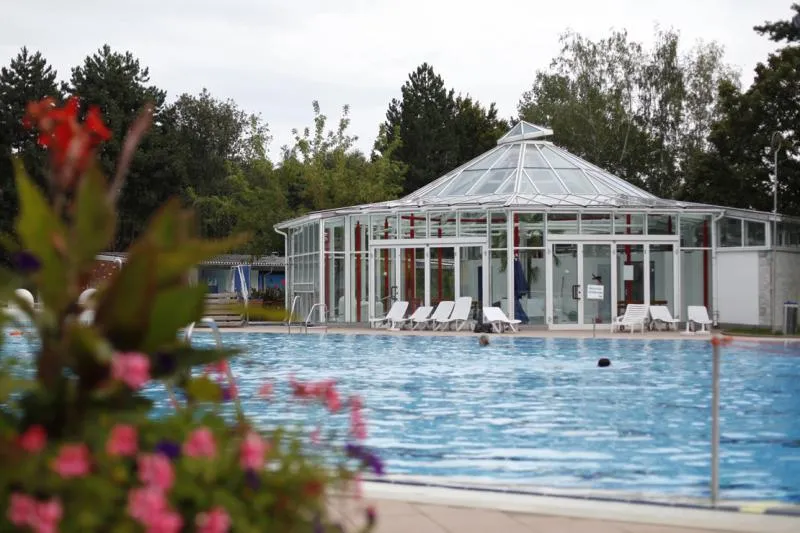 Плавательный бассейн Мёринген с посетителями, загорающими на шезлонгах