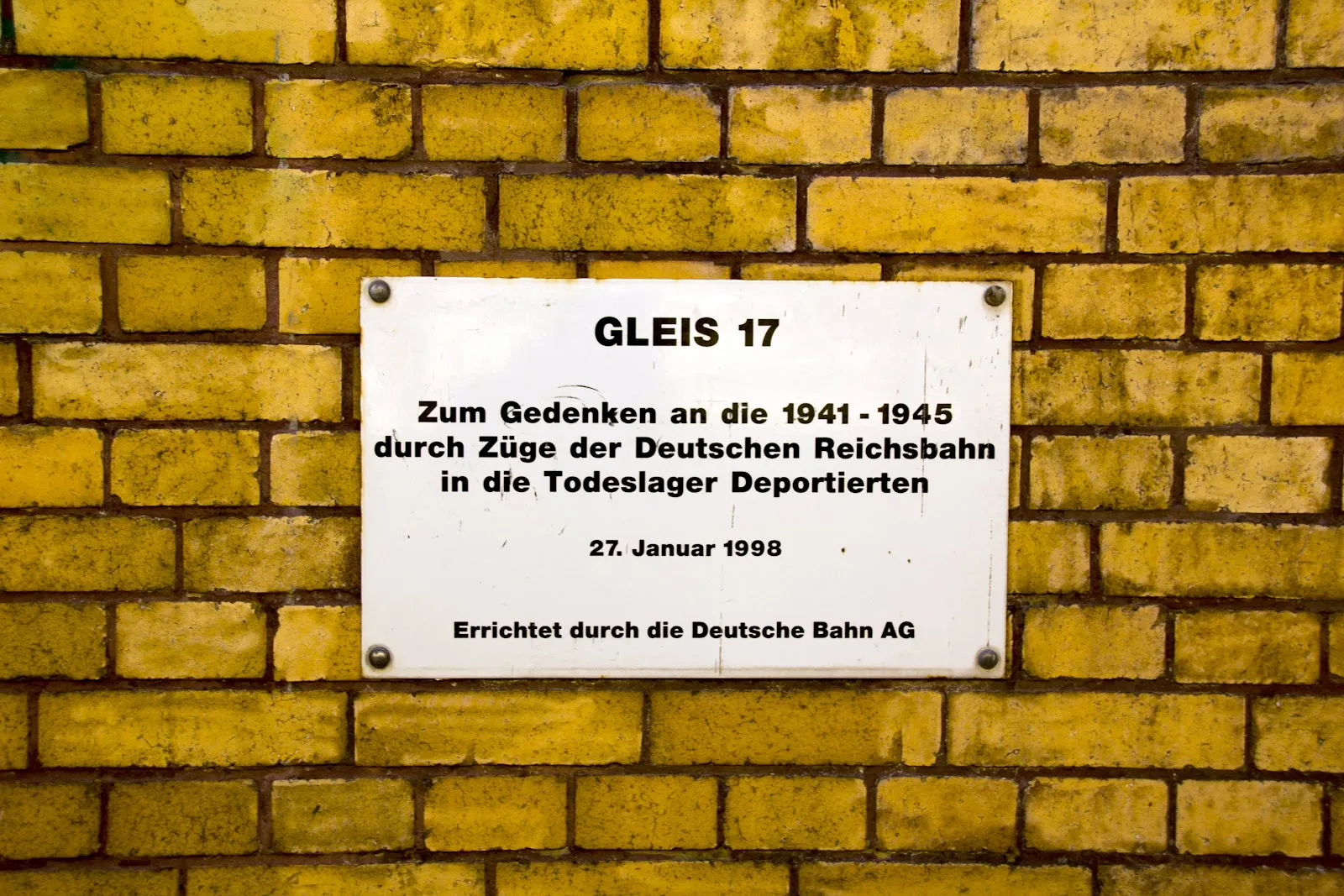 Площадь 17 июня в Берлине с Колонной Победы