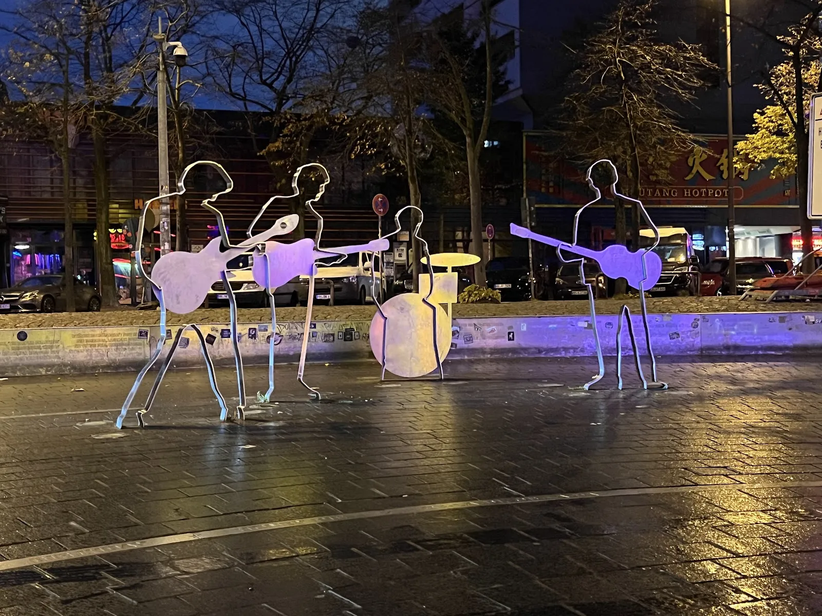 Площадь Битлз с памятным знаком группе The Beatles