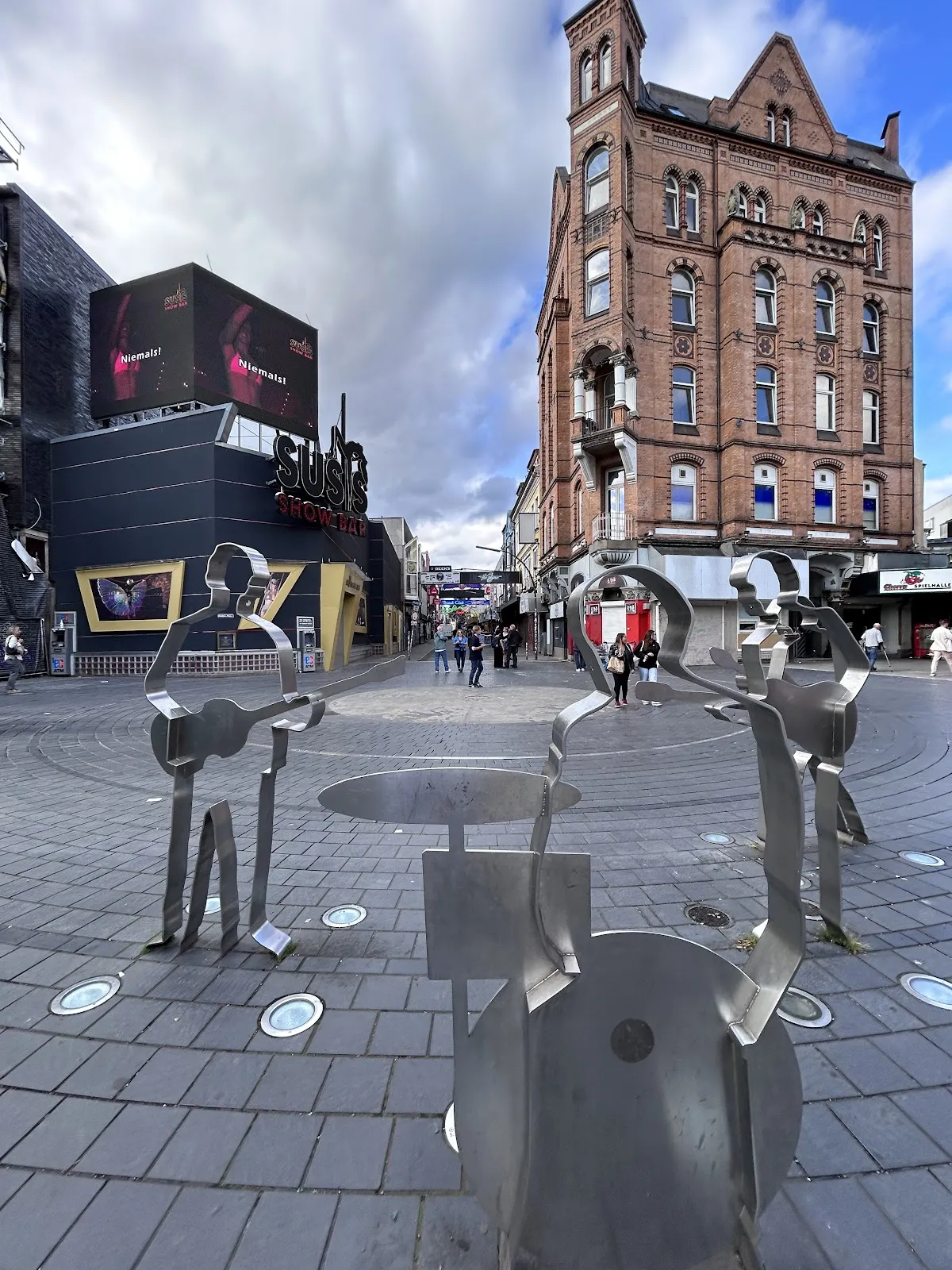 Площадь Битлз с памятным знаком группе The Beatles