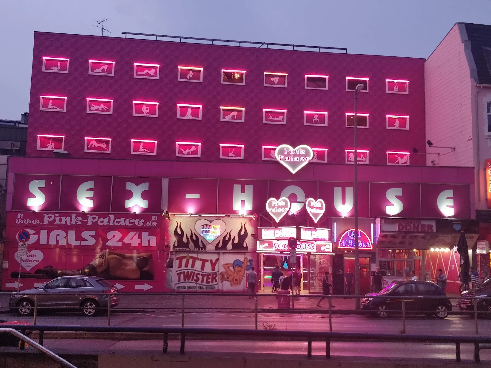 Площадь Битлз с памятным знаком группе The Beatles