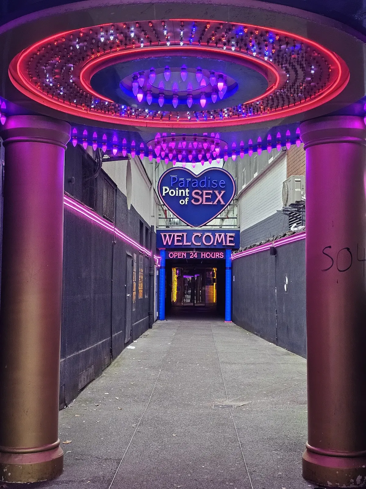 Площадь Битлз с памятным знаком группе The Beatles