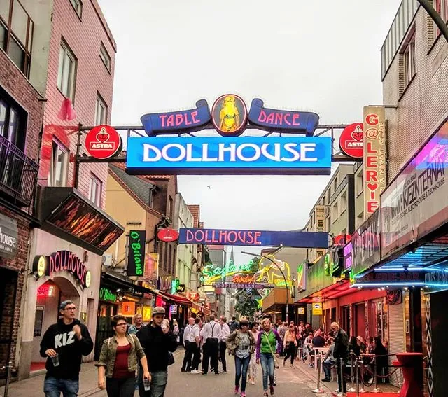 Площадь Битлз с памятным знаком группе The Beatles