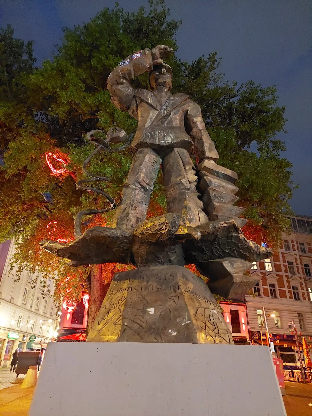 Площадь Ганса Альберса в Гамбурге с памятником актёру.