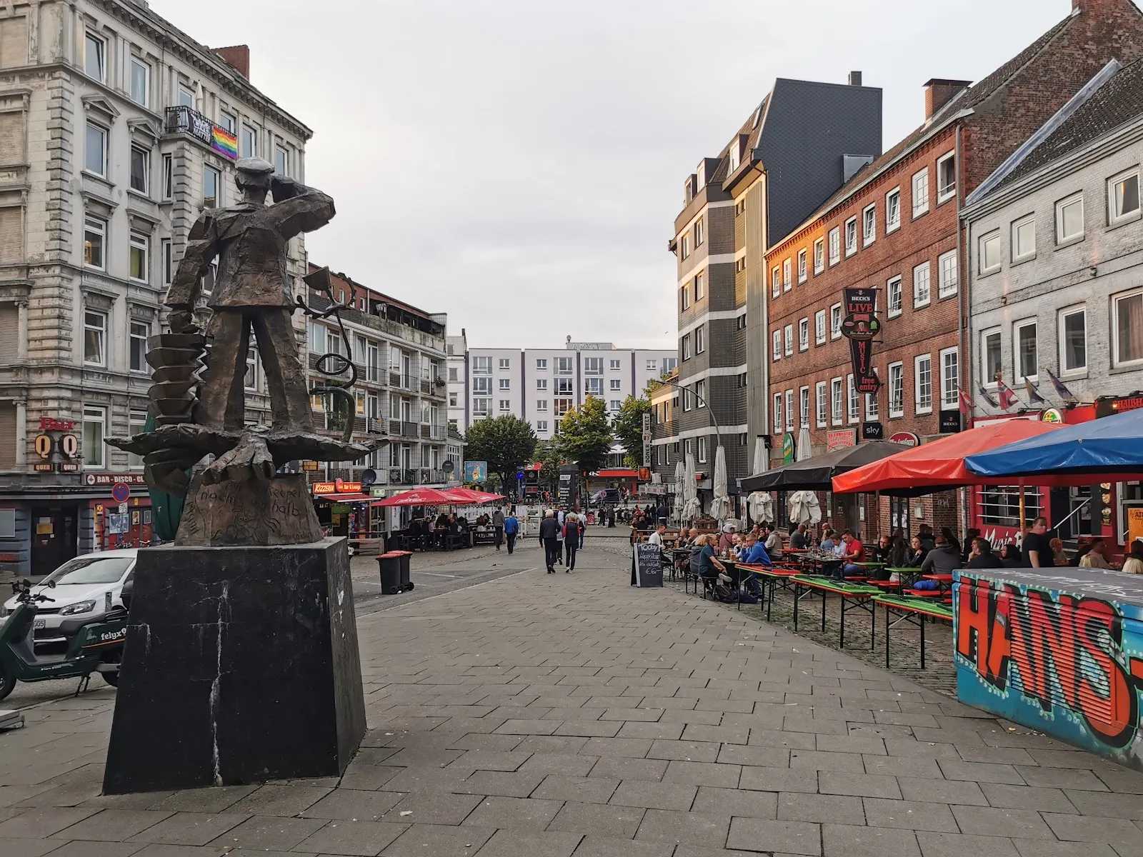 Площадь Ганса Альберса в Гамбурге с памятником актёру.