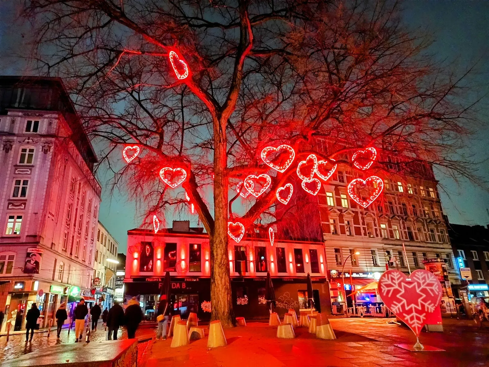 Площадь Ганса Альберса в Гамбурге с памятником актёру.