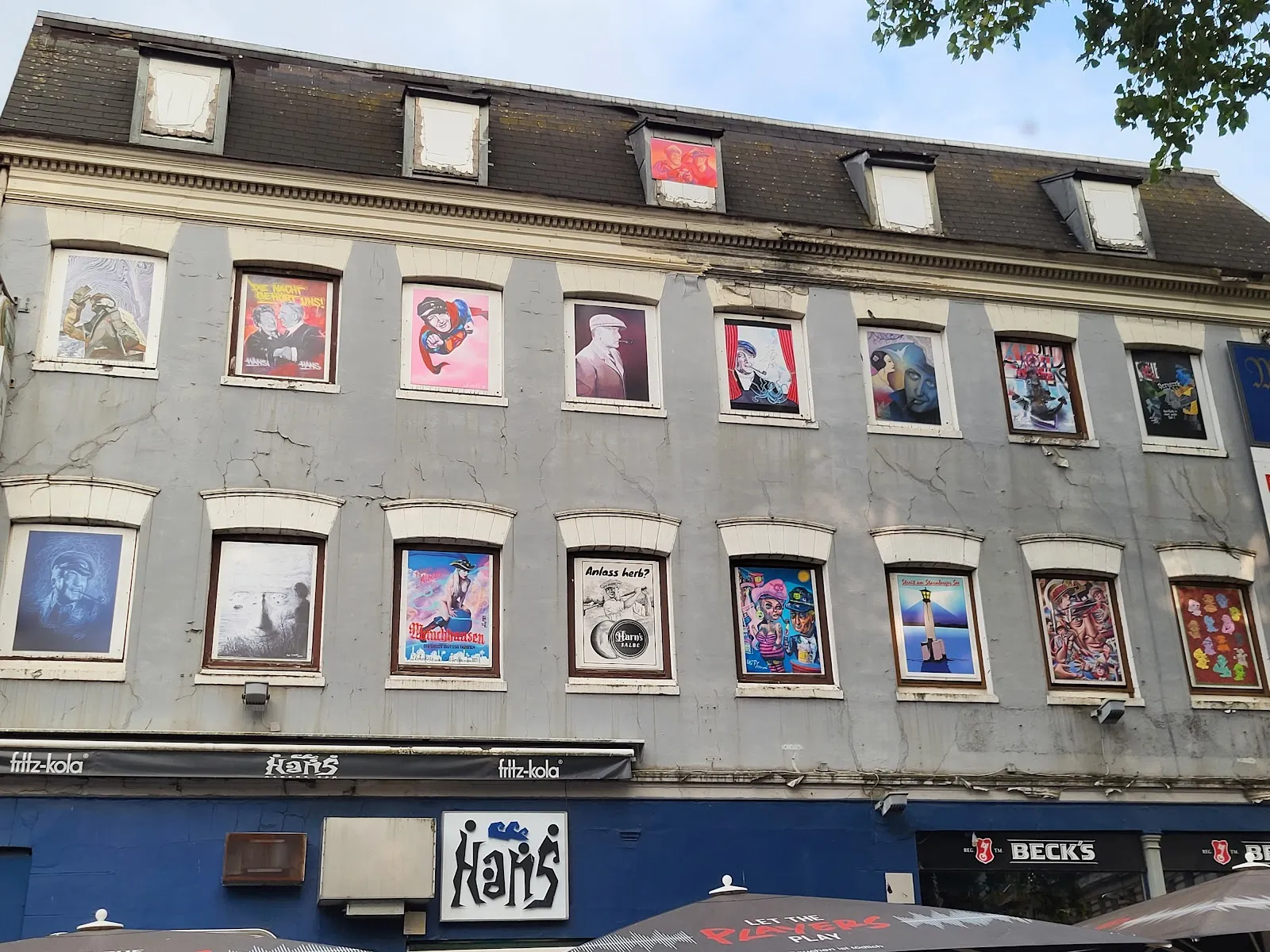 Площадь Ганса Альберса в Гамбурге с памятником актёру.