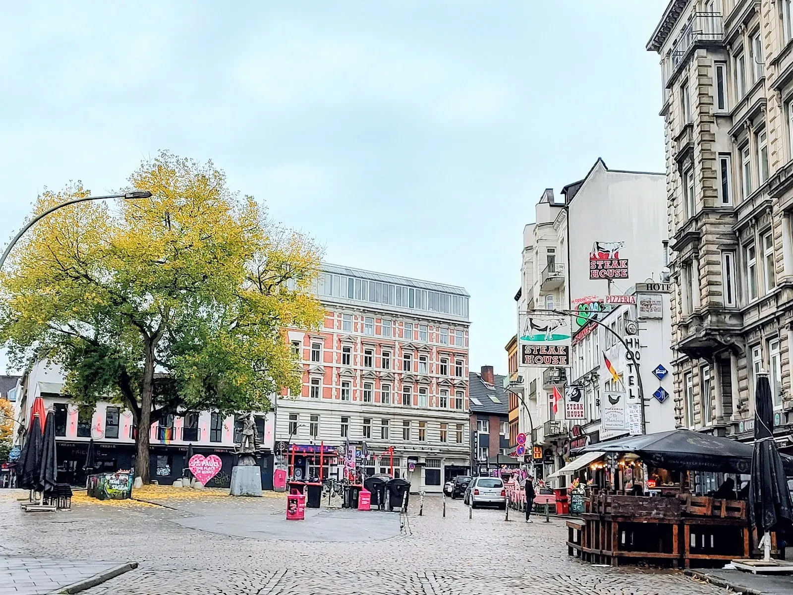Площадь Ганса Альберса в Гамбурге с памятником актёру.
