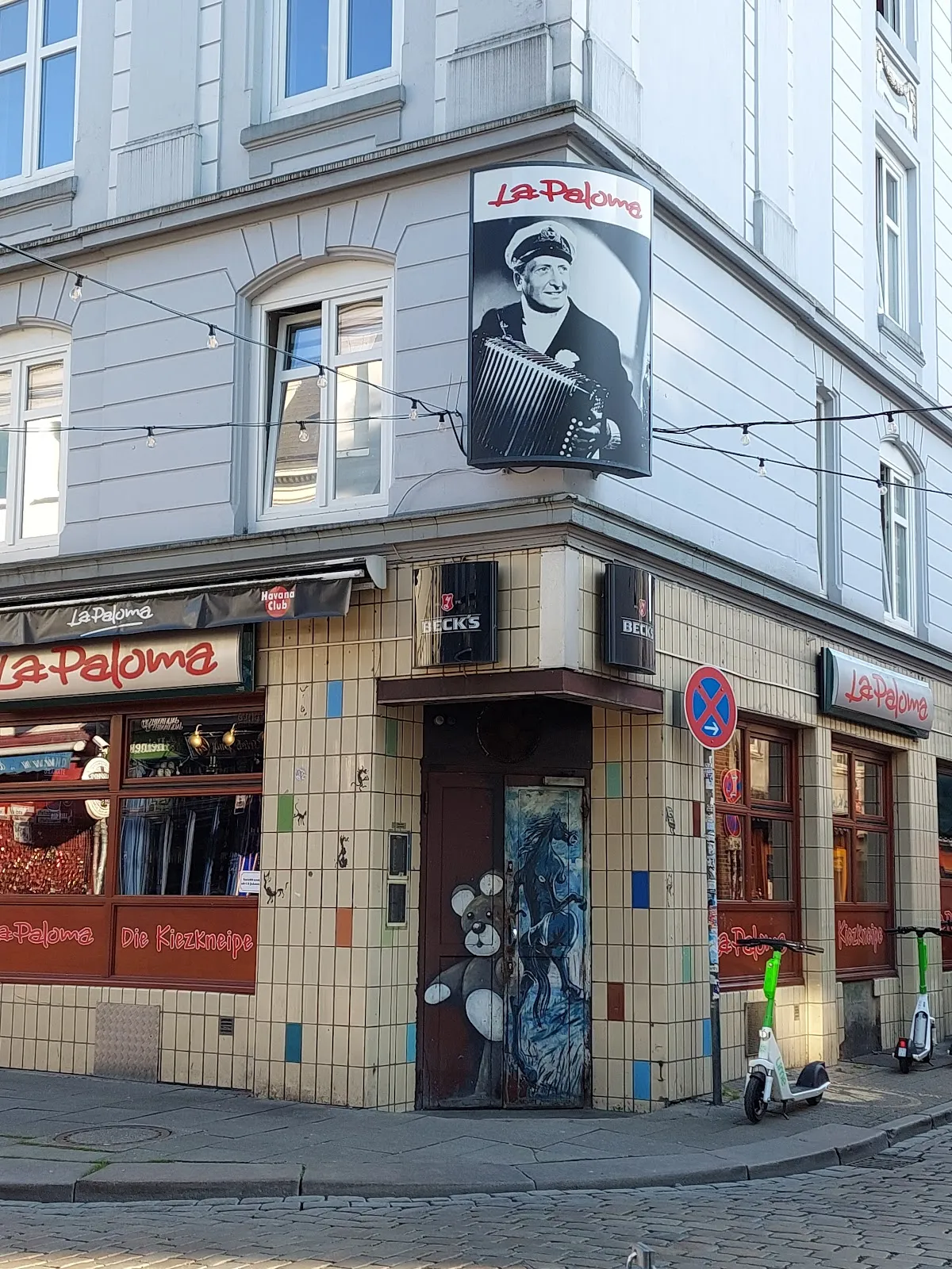 Площадь Ганса Альберса в Гамбурге с памятником актёру.