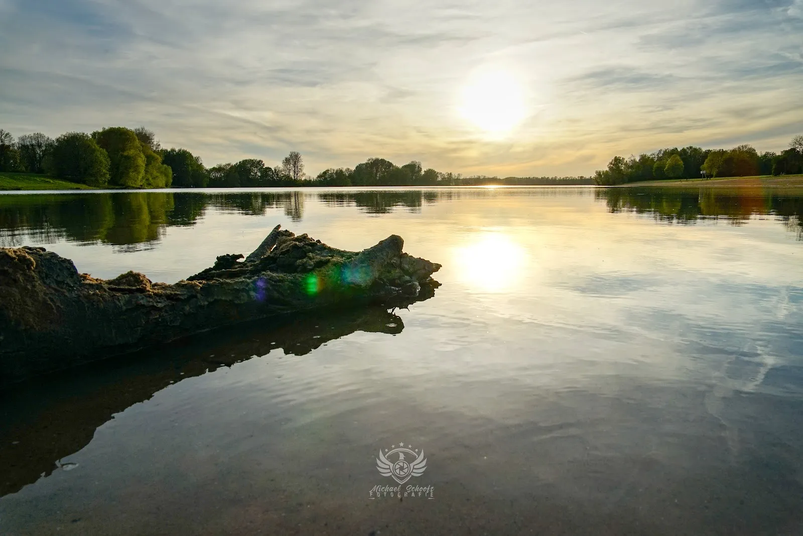 Пляж Аузее, озеро, купающиеся люди, водные виды спорта