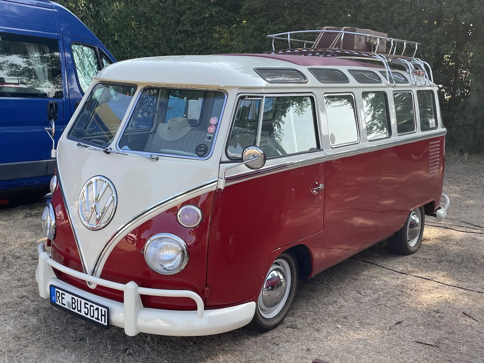 Пляж Аузее, озеро, купающиеся люди, водные виды спорта