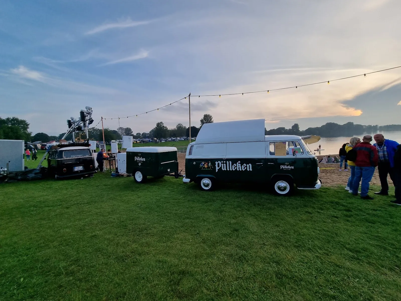 Пляж Аузее, озеро, купающиеся люди, водные виды спорта